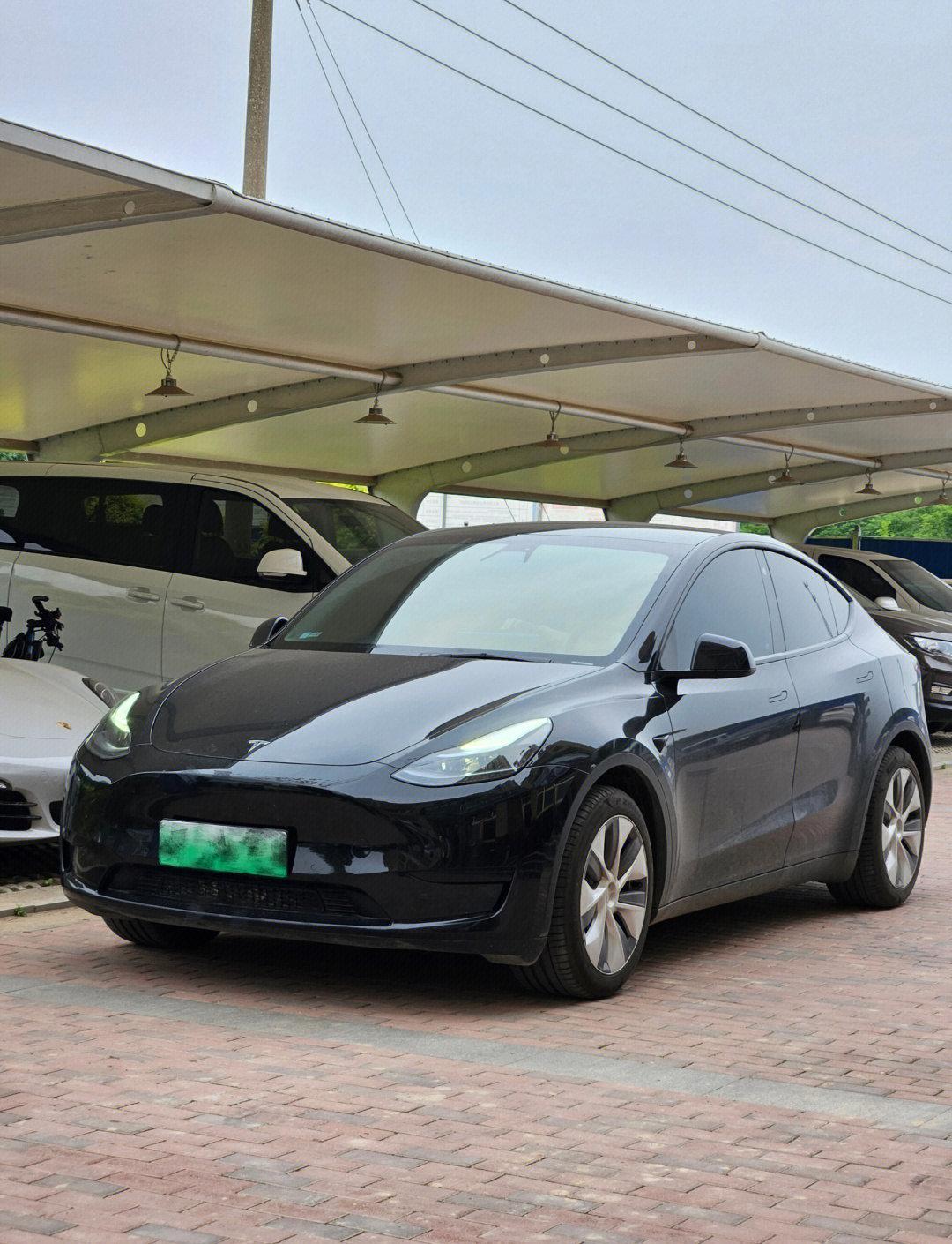 买二手特斯拉Model Y，我不会因为&34;销量冠军&34;四个字就直接觉得闭眼买不会错。Model Y在二手市场里保有量巨大，但正因为车多，车况差异也大。如果让我选Model Y，电池健康度是第一个要确认的——我会用诊断工具读取电池组的直流内阻和可用容量百分比，而不是只看表显续航。表显续航会受到驾驶习惯、温