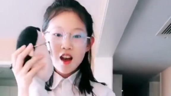 你知道吗？小沈阳的女儿沈佳润练舞时意外骨折，却依旧带伤完成新歌打歌舞台，相关消息曝光后瞬间牵动了无数网友的心。
9月4日她现身打歌现场时，走路一瘸一拐的路透流出，粉丝后援会第一时间发文证实，她在排练时腿部意外骨折，受伤后第一时间得到了妥善处理，目前恢复状态平稳。为了不辜负粉丝的期待，也不想打乱团队筹