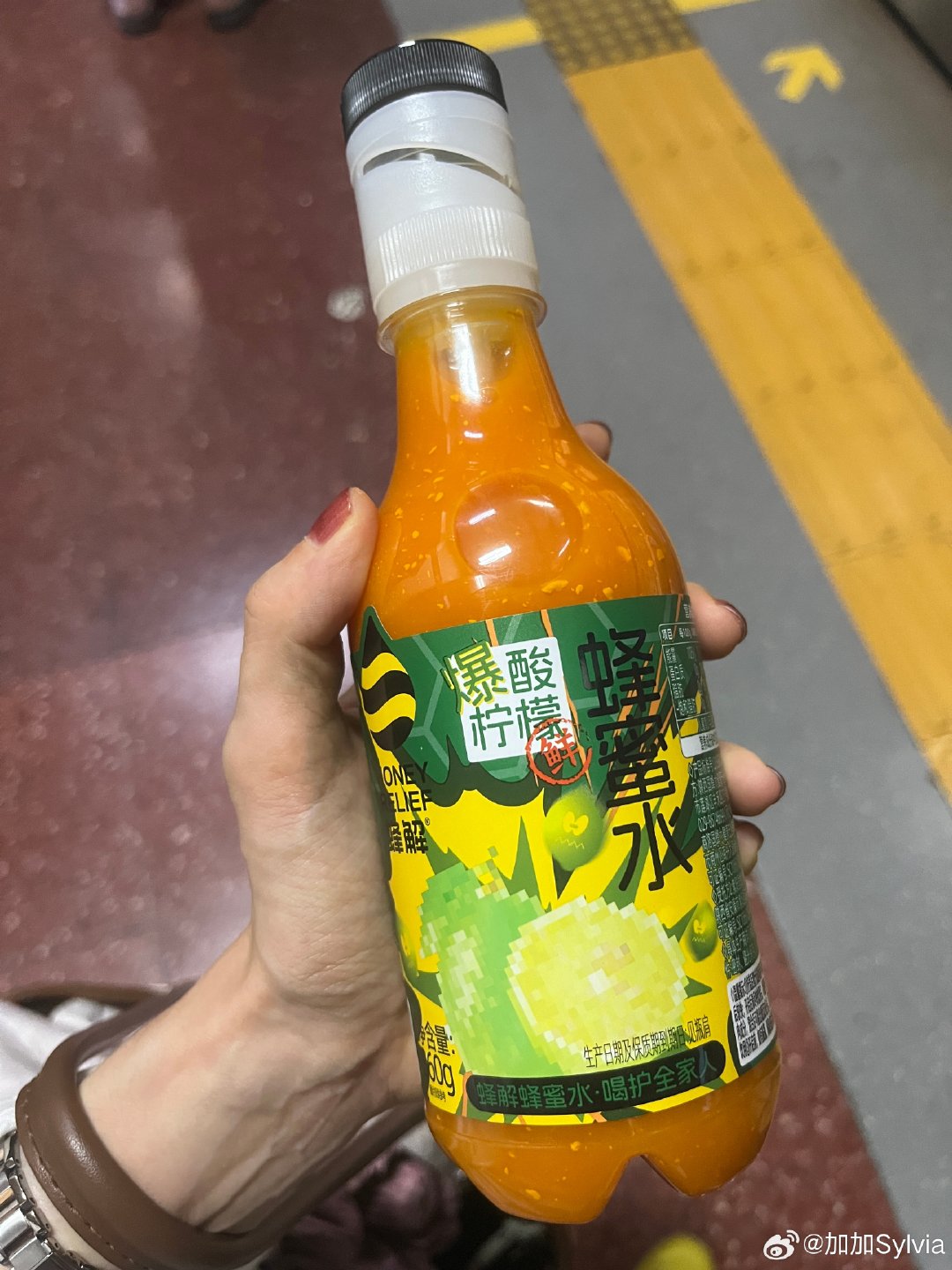 是不是每一个用苹果的人，都眼馋过朋友们的vivo和oppo，的拍照功能。

每一次我遇到拿着vivo的姐妹，都要薅住她——给我出图[锦鲤附体]

那天聚会已到现场即被夸很白，我心想，今年夏天真的没怎么好好防晒，难道是因为喝沙棘和美白饮么。

继续测试一段时间，等我反馈。 ​