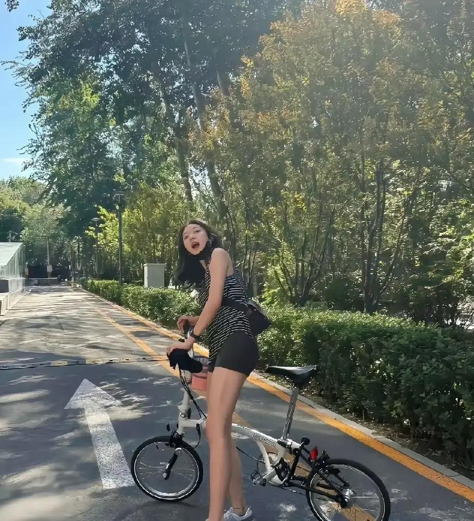 很多女明星削尖了脑袋去立“富贵千金”的人设，到头来路人缘还不如孙千在街头多溜达两圈。
现在的内娱实在太紧绷了。出个门喝咖啡都得带着打光板，发九宫格私服照恨不得每一帧都拿卡尺量过，浑身上下写满了“快看我有多高贵”。
大家天天看这种人工糖精，早就产生审美疲劳了。
反观孙千，大版卫衣配平底鞋，素着一