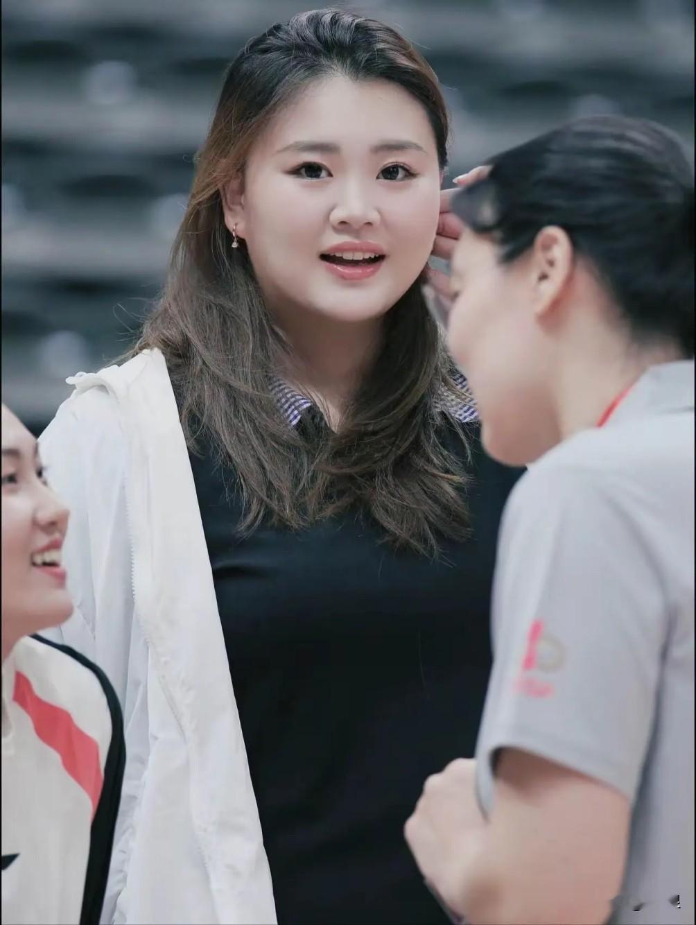 “她就是个跳舞的，能打什么篮球？”这是刘禹彤转型初期听过最多的话，出身哈尔滨篮球世家，家里九位亲属都打篮球，她却偏偏先学了芭蕾和拉丁，小学前就考完钢琴业余十级。从艺术生到体育生，从被嘲笑到亚运国手，那些曾经质疑她的人，现在还敢这么说吗？

一个2米01的姑娘站在篮下，对面防守球员仰着头看她，心里想的
