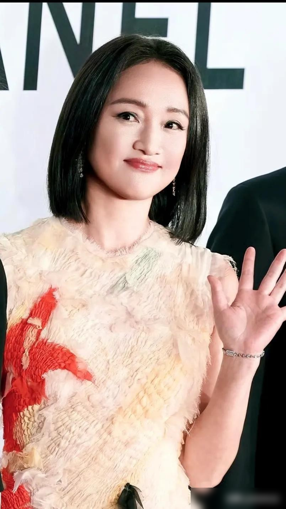 穆祉丞在釜山电影节的红毯上走过去了，后面跟着一群韩国粉丝举中文灯牌，喊的不是穆祉丞，是小乐。
一个国内还没正式上映的电影角色，韩网热搜第二，5分钟戏份，被翻来覆去截图夸清纯。
他演的是高中生小乐，周迅、奚美娟、周一围给他做配。导演顾游的山水电影终章，入围釜山主竞赛。
首映结束后有个细节，观众散