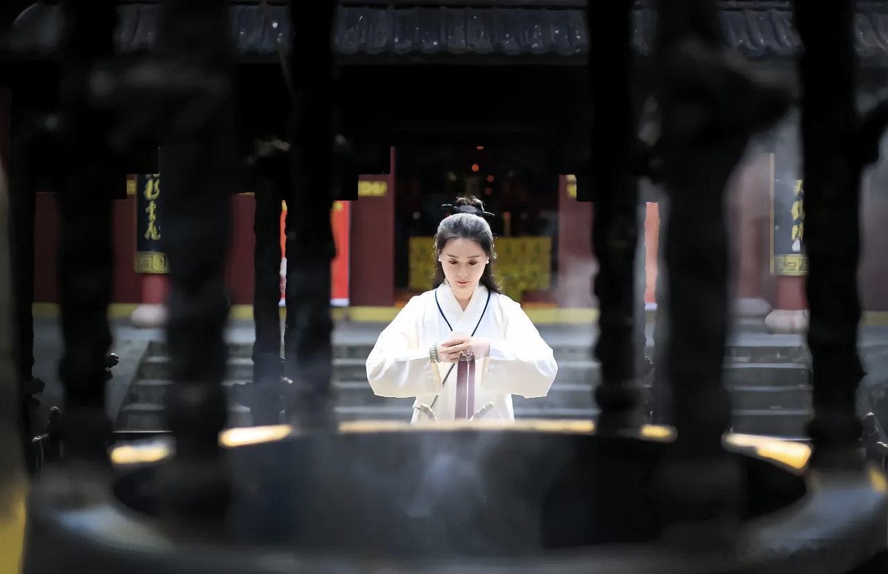 面相看祖坟完整秘诀，老祖宗留下来的观相思路 面相除了能判断阳宅风水状况外，还能够判断阴宅风水。但面相看阴宅风水只能局限于三代，即从我的面相判断爷爷或者祖爷爷的坟地风水。祖坟风水只能看男人面相，如果看已婚的女子面相，那么还会参杂进来丈夫家祖坟的风水形势，所以女子面相看风水就比较复杂，没有过硬的面相功夫是判断不准确的。一、怎样从面相上断坟莹地好坏及几处的相法密诀：看坟莹地那里看，山林琢墓发际边，白色光亮风水好，青筋暗陷有破变，得天地之气，则旺。得风水之气，则发。发迹线整齐的祖上风水好，如果气色灰暗的，只是一时祖坟遭水淹；发迹线如果参差不齐的，代表祖上风水不佳，如果气色好的，则是祖坟旁边有变动。新旧风水管三代，爷爷积孙法为真，山管人丁（此山非高山大山），水管财（此水非将河水），缺少一样受贫寒，看气色要远看，近看反而不准确。见山不是山，见水不是水。1、得风水之地气者骨肉起，塌陷者则失风水。即风水遭到破坏。有气发不休，无气发终败，日月角有气额方圆，无气塌陷父母有难。眉若有气伏而秀，无鼻头气色...