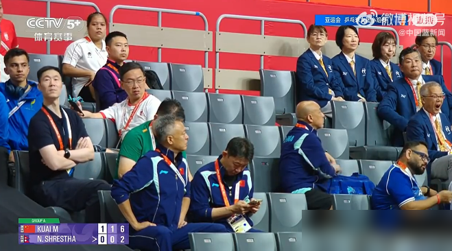 亚运会乒乓球女团首轮，国乒三个小姑娘把尼泊尔打了个9比0，一局没丢。
陈熠、蒯曼、范姝涵全是第一次打亚运，结果仨人跟商量好似的，全给对方剃了光头。蒯曼赛后说多少还是有点紧张，可一上手多打两个球，对面就接不住了。
最好笑的是住邮轮。别人担心晕船睡不着，蒯曼来一句：睡得可好了，一到屋就很困，倒头就睡