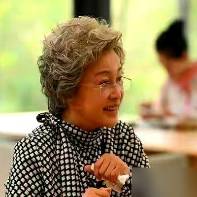 摘了假发，刘晓庆直接顶着一头灰白羊毛卷出来了。镜头怼脸，皱纹不遮，眼镜一戴，就这么明晃晃地亮给所有人看。
74岁的人，话剧《风华绝代》刚演完第238场。两个多小时，大段台词，英俄德法四种外语轮着来，全程无B角。世界纪录是她自己一场一场扛下来的。
台上穿龙袍演武则天，台下敢顶着白发出门。别人拼命打