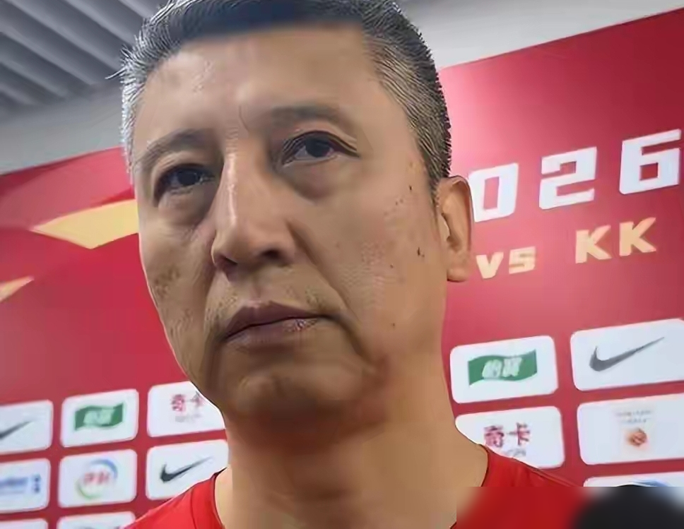 郭士强场边嘴就没停过，手都挥出残影了，恨不得自己上去运两下。中国男篮输日本那天，73比92，底裤都输没了。
你再看杜锋，场边喊归喊，转头一个五上五下，直接把对面节奏冲散。李楠更绝，抱着膀子看，让球员自己在场上找答案。
郭士强那套，说白了就是怕。怕球员不按战术跑，怕一个失误毁了整盘棋。可篮球是活的