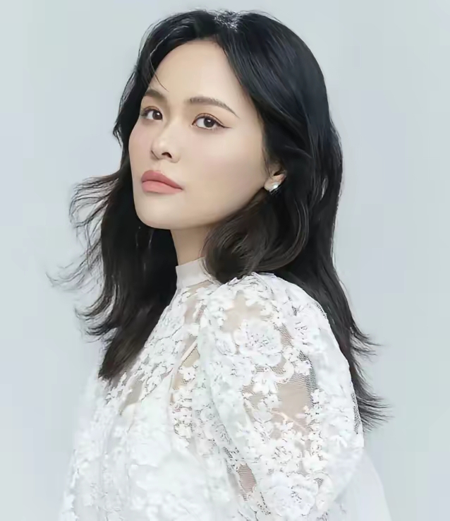著名女高音歌唱家龚爽离世！年仅37岁！她的死因令人唏嘘！
著名女高音歌唱家龚爽去世，年仅37岁，作为她的同龄人深表惋惜！花一般的年龄就这样香消玉殒了！那么她为什么会英年早逝！据说，死因是无法治愈的绝症。唉，真希望医学有朝一日能够克服这个世界难题！这样也不至于这么多年轻的生命因为他而凋零！在此也愿龚爽
