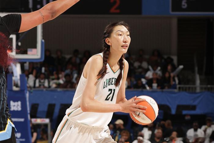 WNBA常规赛继续进行，纽约自由人86比93不敌芝加哥天空。中国女篮中...