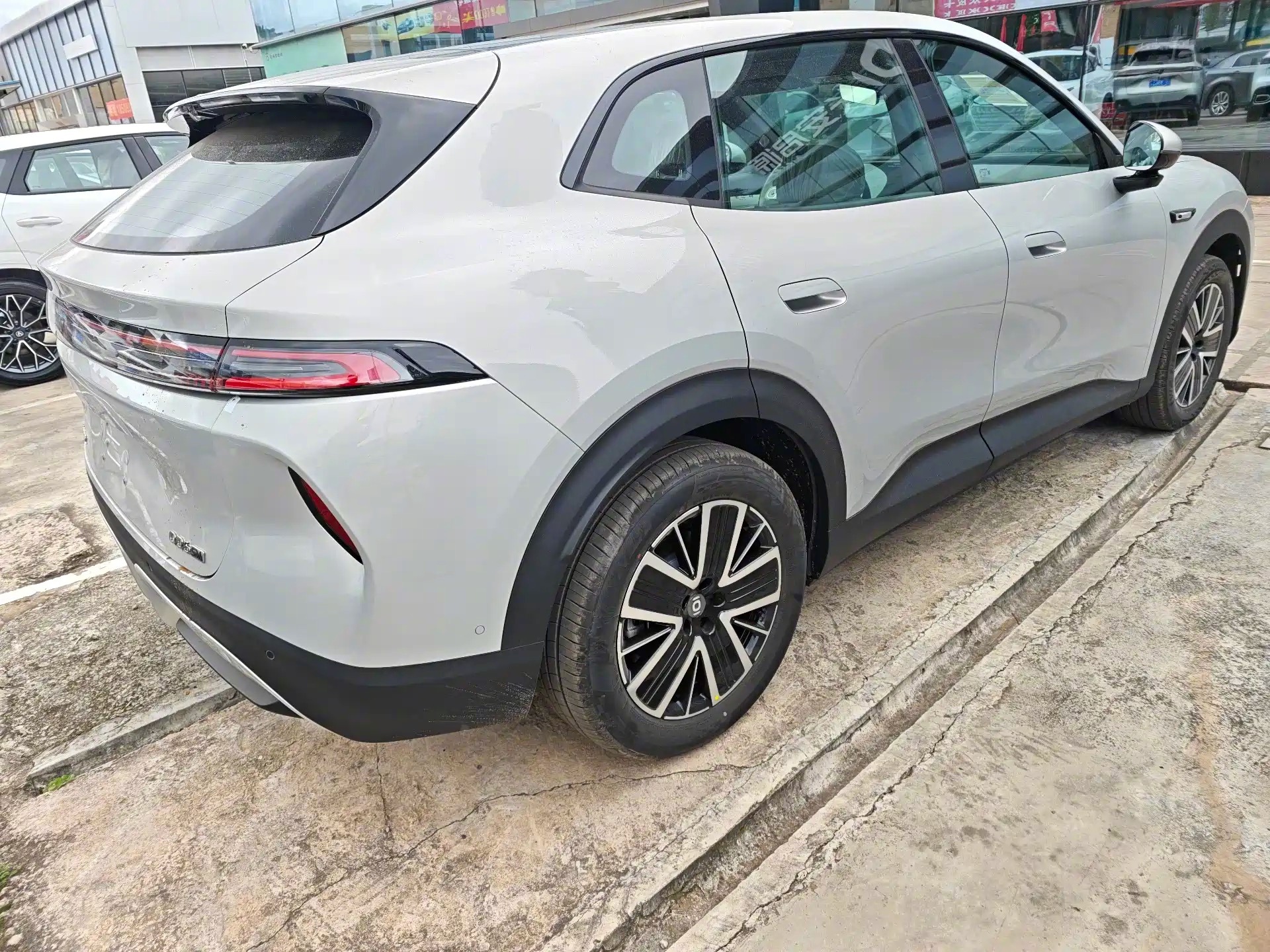 2026年9月上市长安启源Q06定位中型轿跑风格SUV，提供纯电、增程两种动力版本。车身尺寸4837mm×1920mm×1615mm，轴距2940mm。

外观采用溜背轿跑轮廓，封闭式前脸搭配细长日行灯，车身配备空气动力学轮毂，车尾配备扰流板。纯电版本CLTC续航700公里，增程版本纯电续航200公里。

车辆基于800V高压平台打 ​