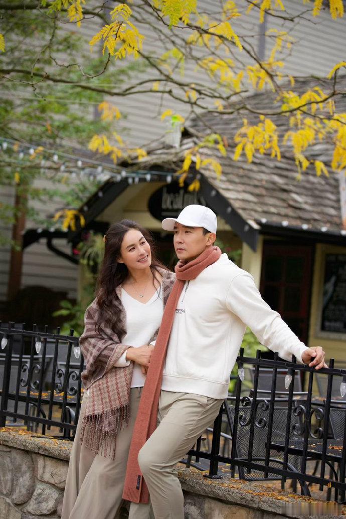 #刘畊宏vivi结婚19周年##刘畊宏王婉霏结婚19周年# 刘畊宏vivi结婚19周年，两人靠在火车旁边那个对视，真的绝了。 ​