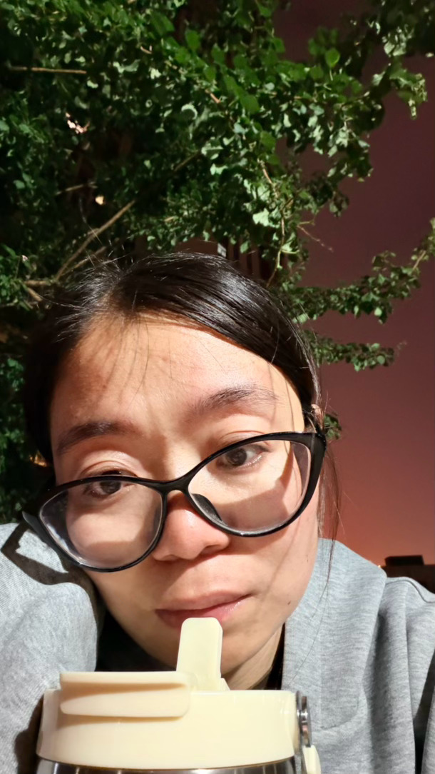 感觉自己全世界第一矫情 一天天不知道委屈什么劲 好烦啊！！以为情绪跟DeepSeek倒垃圾一样倒干净了 结果在小区下面坐着的时候又想哭了🥲 天气有点冷 但我总是哭不带劲 没有哭痛快 但是也哭不太出来 光打雷不下雨 害
斗胆去了健身房 但有种无处下脚之感 好社恐啊！！好需要一个同伴[顶]
明天再壮胆试 ​