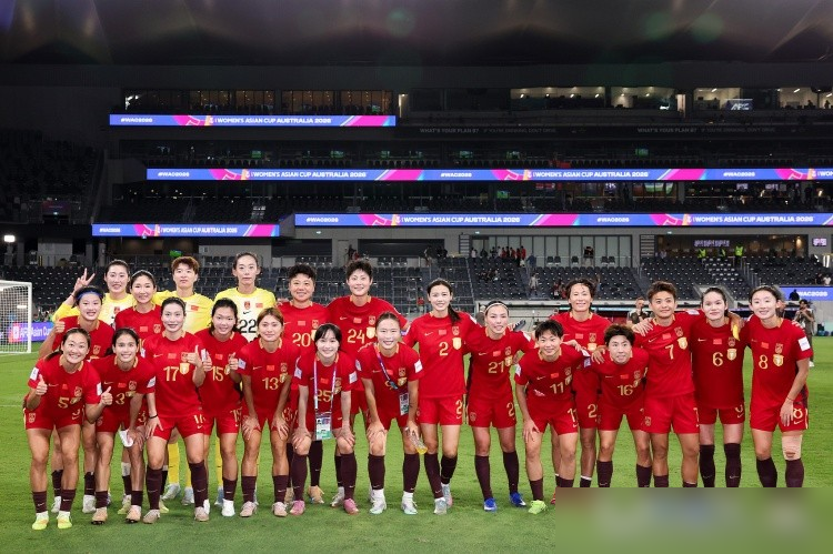 中国女足5：1中国香港女足，对中国女足打分评价如下：
1、王霜：9.7分
既要组织串联，还要传球进攻，真是不容易！绝对核心2球2助！
王霜一个人独造4球，看比分大家确实挺爽，但看过程细节却让人直冒汗。女足5比1大胜，主帅米利西奇赛后为何还会黑脸？他直接敲打全队：少人不是借口，临门一脚太差，无谓