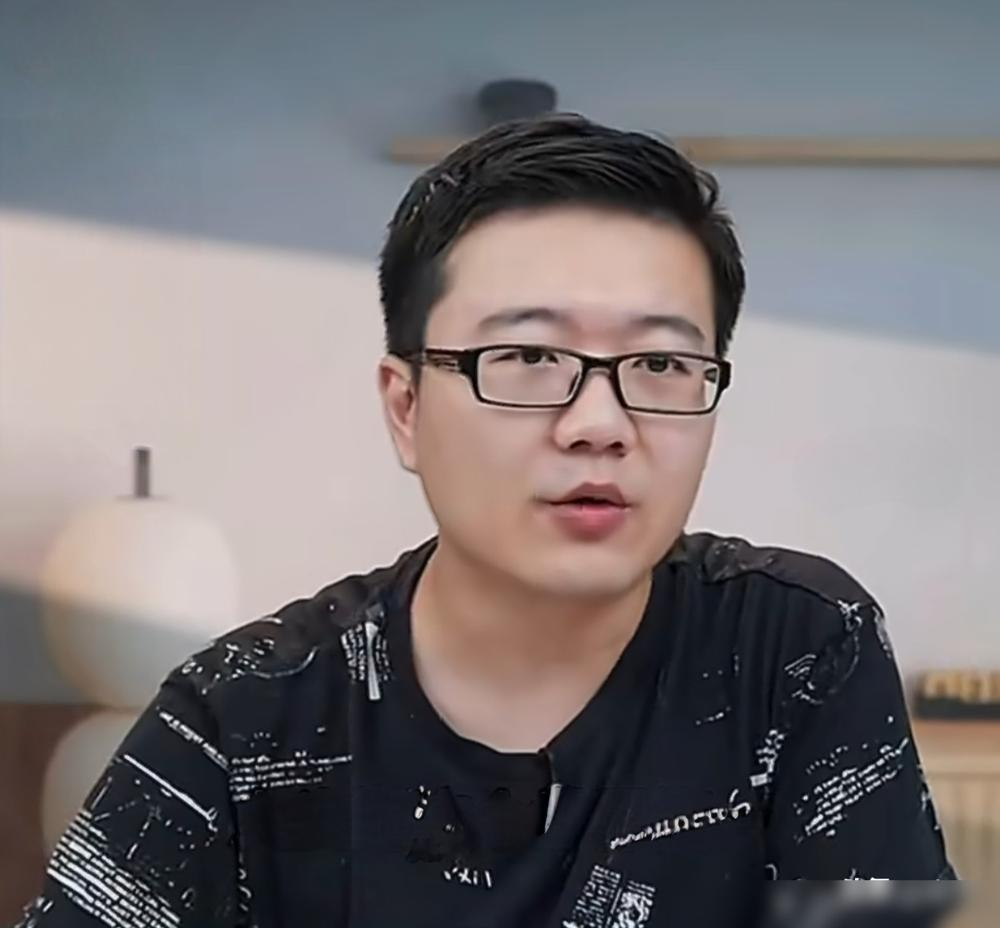 莱维：为了升旗的比赛，放弃了个人的排名，就是他们很清楚亚运会一定要打好
其实如果说大头要去打澳门冠军赛。他只要能把冠军拿下来，1000分能保住，松岛辉空你就上不来。
但他偏偏选择了退赛休整。因为他肩部和左膝的伤病实在拖不起了，巴黎周期积累的肩袖劳损和筋膜损伤，让他必须停下来治疗。为了9月20日开