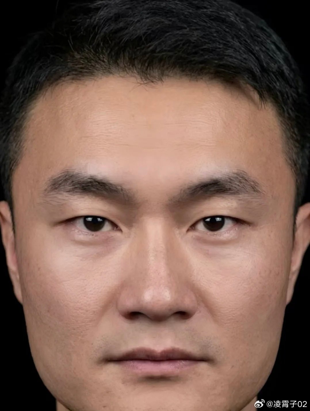 老话“细眼薄唇，多有心机”，这种面相一定是小人吗？  民间相法流传一句说法：细眼薄唇，多出小人。很多人一听，便直接给这类面相贴上心机重、薄情难交的标签。但相学讲究相不独论，神先于形，五官只是外在皮囊，不能单凭眼细、唇薄，就断定一个人的品性好坏。今天我们就拆解这句俗语，读懂背后古人的识人逻辑，同时破除片面的面相误区。 何为细眼薄唇？细眼，就是眼型偏细长，眼裂不大，平时眼皮半敛，看人目光内敛，不轻易展露情绪；薄唇，是嘴唇肉少，唇形单薄，唇色偏淡，轮廓清晰不厚重。古人观察这类长相，总结出对应的性格特质，才有了这句流传已久的口诀。 传统相理认为，细眼之人心思缜密，观察力极强，善于察言观色，别人细微的情绪变化，都能被他捕捉到。心思多，想法密，遇事习惯反复权衡利弊，不会轻易表露内心真实想法。喜怒哀乐不写在脸上，心里盘算清楚，才会开口行动。而薄唇在古相书里，主言语克制，不善感性表达，不容易动感情，遇事习惯理性衡量得失。嘴唇为言语之宫，唇薄之人说话简洁，很少讲感性的场面话，不喜欢轻易许诺，也不擅长...