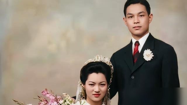 一张40年代的老照片，霍英东和吕燕妮，真年轻。
那时候霍英东还没发家，吕燕妮是陪他熬过苦日子的原配。照片里两个人站得笔直，眼神干净，看不出后来几百亿家产的风浪。
吕燕妮给霍家生了三子三女，长房这一脉，后来成了霍家真正的定盘星。霍震霆、霍震寰、霍震宇，再到霍启刚这一辈，政商两界全占住了。
有意思