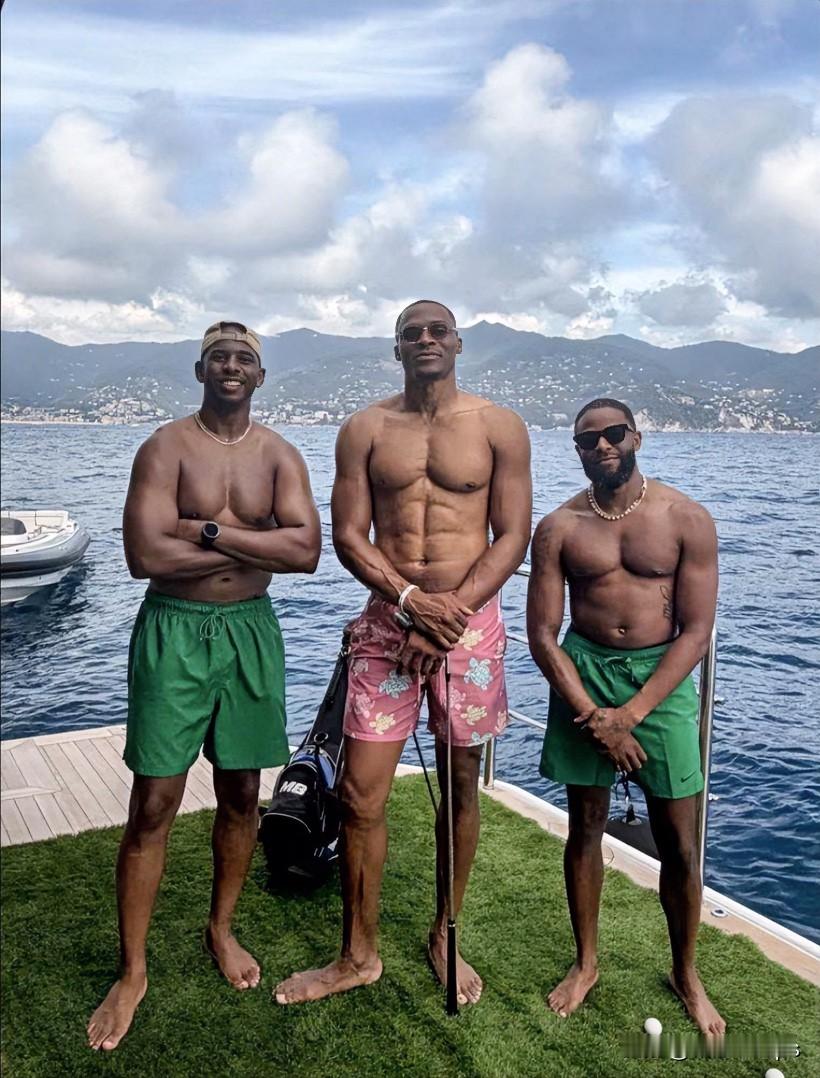 🏀保罗与威少一同度假！

两大老牌巨星被拍到结伴休闲，暂时抛开赛场的忙碌，享受闲暇时光。
保罗