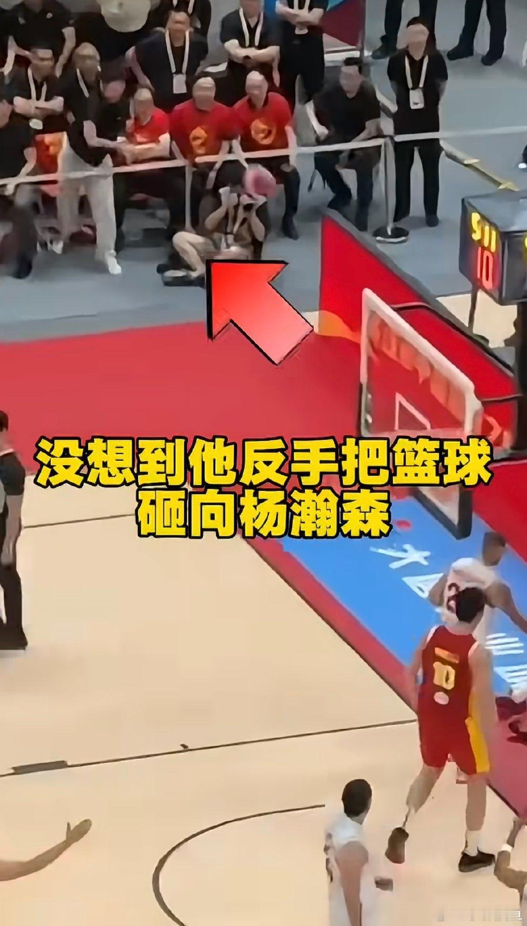#杨瀚森倒地后被自家球迷拿球砸#昨晚直播就看到了，瞬间想起了陈梦奥运会夺冠后那一幕……
这货是有什么大病吧？饭圈的？ ​