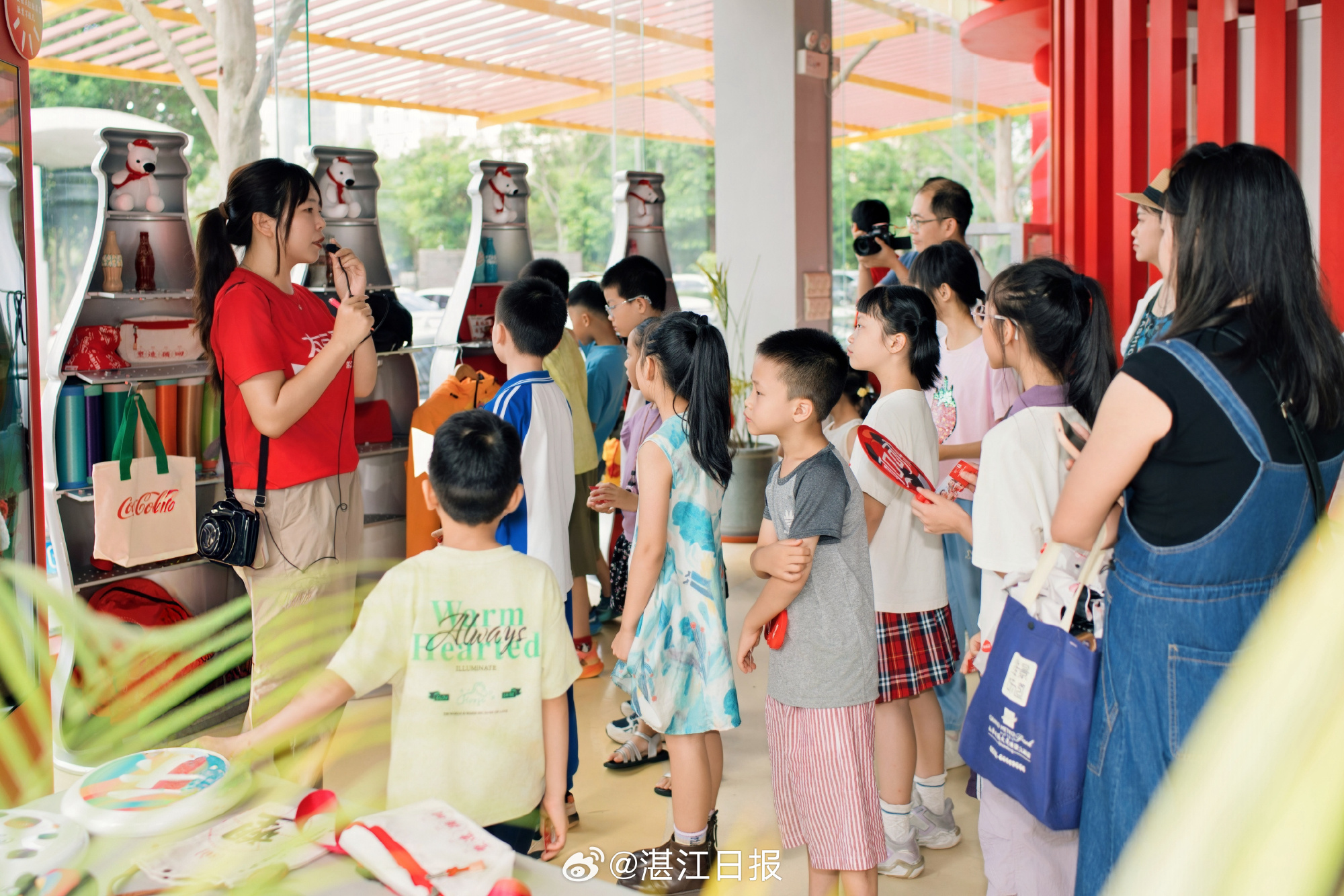 【书香传暖意，湛江太古可口可乐第三座“太有爱·爱心书屋”揭牌投用】（文...