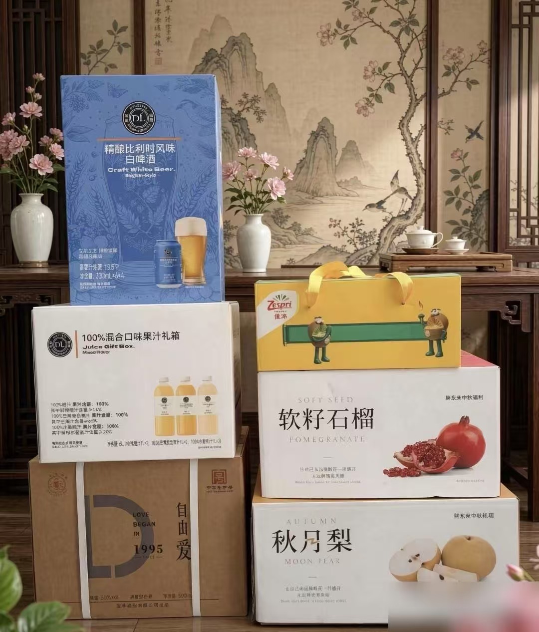 胖东来这次中秋直接给员工发了七箱东西，自营的果汁、大别山精酿、软籽石榴、秋月梨、猕猴桃、牛奶，还有那个常年断货的网红大月饼，看新闻里说光这些就装满七箱。

说实话第一反应跟大家一样，这也太夸张了，但后来看到报道里提到，胖东来这波利福利预算几千万，早就纳入年度标准化支出，不是老板一高兴拍脑袋发的。那个