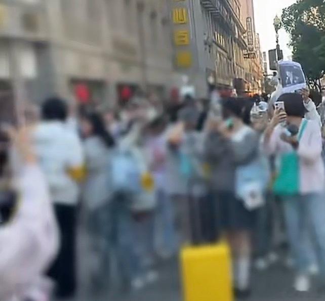 #粉丝恶意P图涉嫌违法##王橹杰粉丝 黑白照# 

律师解读粉丝恶意P图事件，伪造图片捏造言论贬损他人，属于侵犯名誉权。受害人可要求对方停止侵害、赔礼道歉并消除不良影响。

恶意P图进行人身攻击不只是饭圈矛盾，更是违法行为。散布谣言扰乱公共秩序，将面临拘留与罚款，情节严重还会触犯刑法。

饭圈 ​
