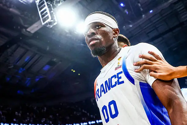 【#弗朗西斯科称等詹姆斯决定错失NBA合同# 】#法媒称詹姆斯推迟签约致弗朗西斯科无缘NBA# 据法国媒体Lequipe的报道，法国男篮国家队后卫西尔万-弗朗西斯科表示：今年夏天差一点就登陆NBA，但因为勒布朗-詹姆斯迟迟不做出下家去向决定，导致自己最终无缘与任何NBA球队达成签约。
“没错，NBA那边确实有 ​