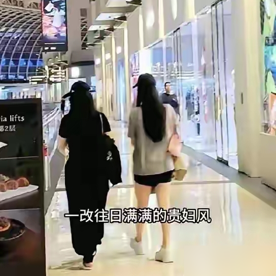 李湘从160斤暴瘦到110斤，变化太夸张！
这次新加坡被偶遇，餐桌上只有清粥、青菜、清蒸鱼配西兰花，完全没了之前顿顿山珍海味的样子。
网传她每天泡3小时普拉提，下午4点后就断食，和过去高调奢华的生活反差拉满，网友直接吵翻。
有人夸她执行力强够自律，也有人戳破真相：人家有的是时间和钱砸在身材上，