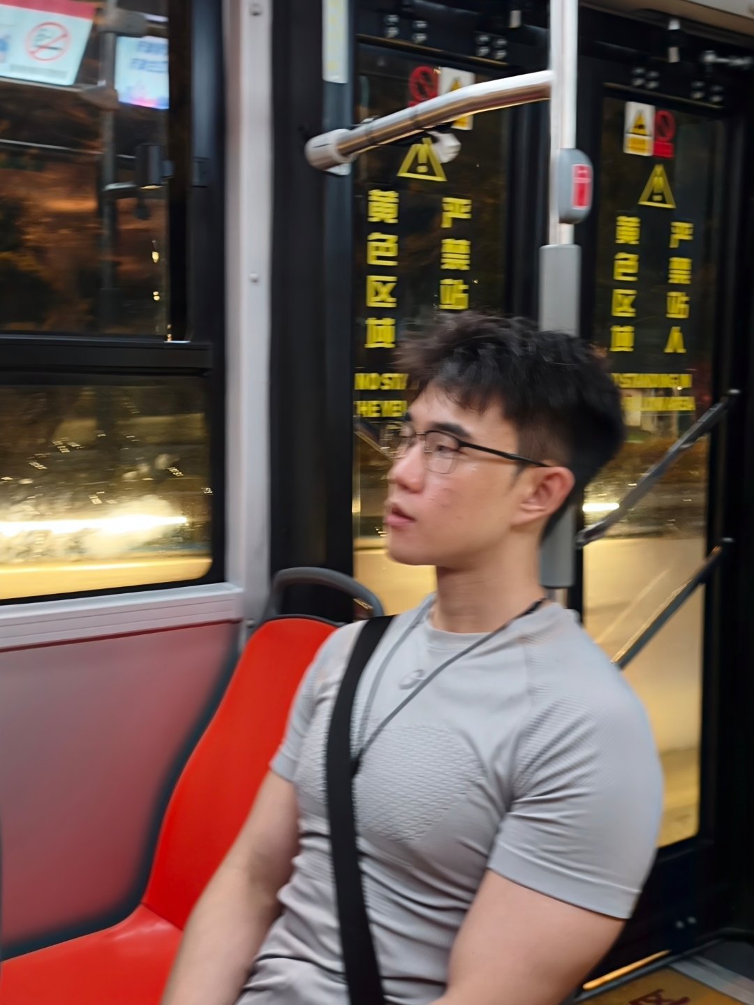 有点像来广州旅游的[努力] ​​​