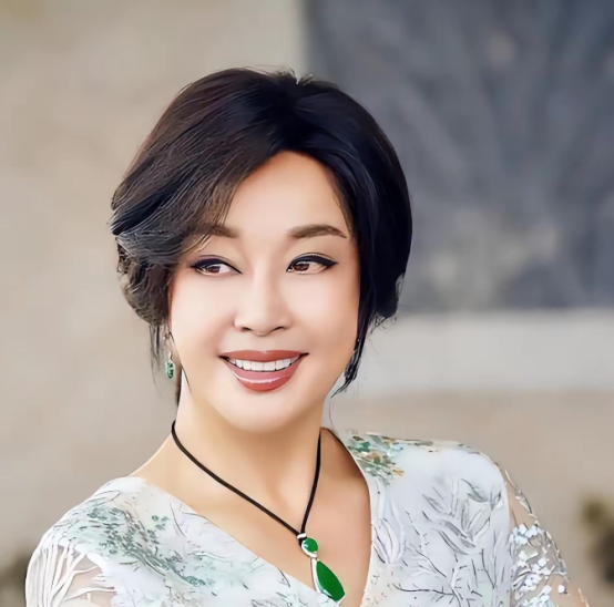 不查不知道！我一直以为刘晓庆身家过亿，在北京住着4000平豪宅，75岁还在拍戏，钱肯定多到花不完，怎么还能干借钱不还的事呢？
 
“就三百多万，刘晓庆家底那么厚，犯得着赖账吗？”2026年8月31日，深圳中院一纸终审判决，直接把刘晓庆推上舆论风口。这场330万的借贷官司，二审尘埃落定，刘晓庆被追加为
