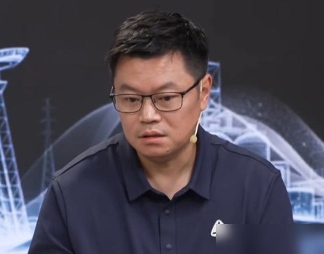 打了40年球，没见过这种场面。林诗栋直接4比0把王楚钦给办了。
四局比分11比5、11比8、13比11、11比5，这不是爆冷，这是碾压。侯英超在解说席上反复说，王楚钦整个人是沉的，反应钝，球感没上来。从第一分开始就被林诗栋的近台快撕按着打。
最狠的是第三局，王楚钦从7比10硬追到10平，还反拿局