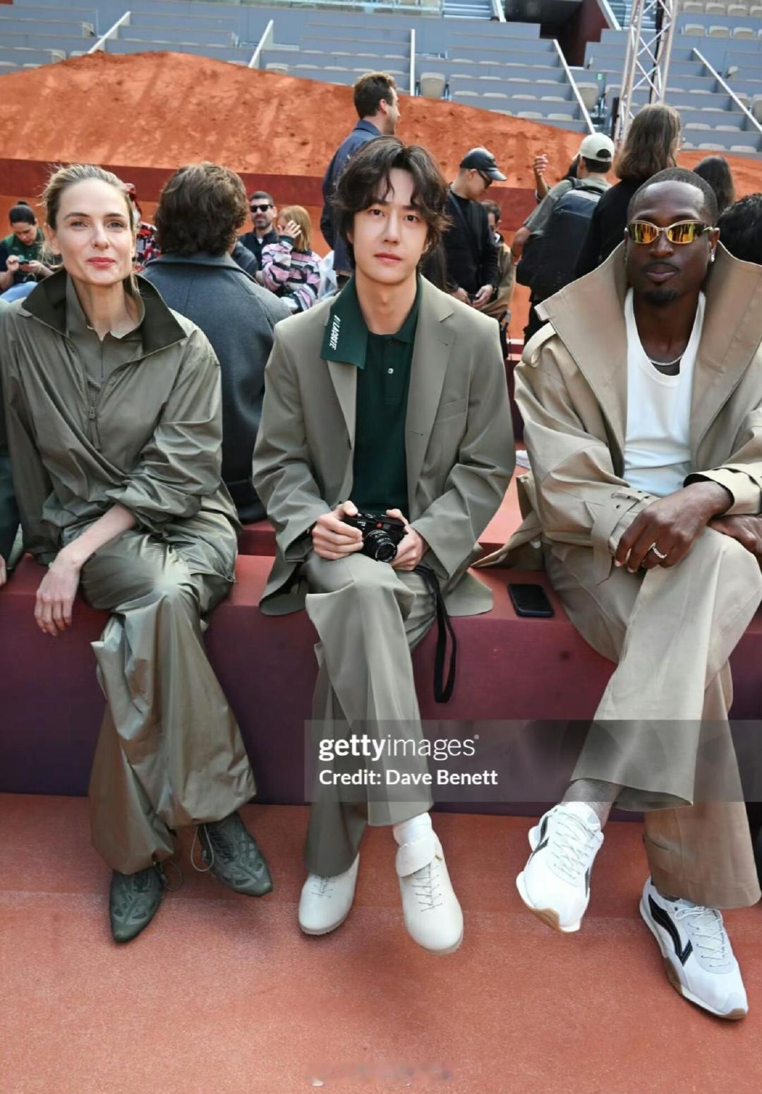 #lacoste大秀##大秀直击# Lacoste巴黎大秀直击  安宥真、王一博、金允植同台！白西装甜妹、灰绿松弛西装、格纹绅士套装，三种风格碰撞，秀场看点拉满#巴黎时装周# ​