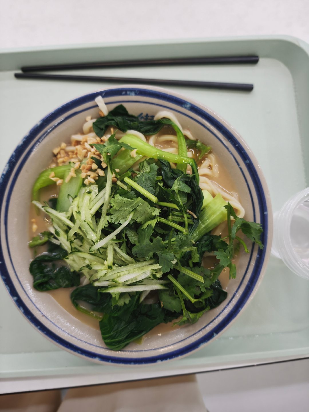 蔬菜汤面加孜然热油蒜头青菜花生j黄瓜
孜然热油把这碗面毁了
麻的要死
我只是想要一碗纯粹的汤面
我下次什么都不加了
三星 ​