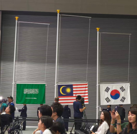 粉丝投稿：
额
这是亚运会的电竞场馆吗？所有比赛都在这边参赛？
加上图三这个升旗仪式，看不懂了！

亚运会的电竞场馆是不是有点像篮球馆啥的摆了一排折叠椅的感觉？

十分满分你给几分？ ​​​​


#亚运会升旗草率##管泽元回归了##管泽元为LPL加油# ​ ​​​​