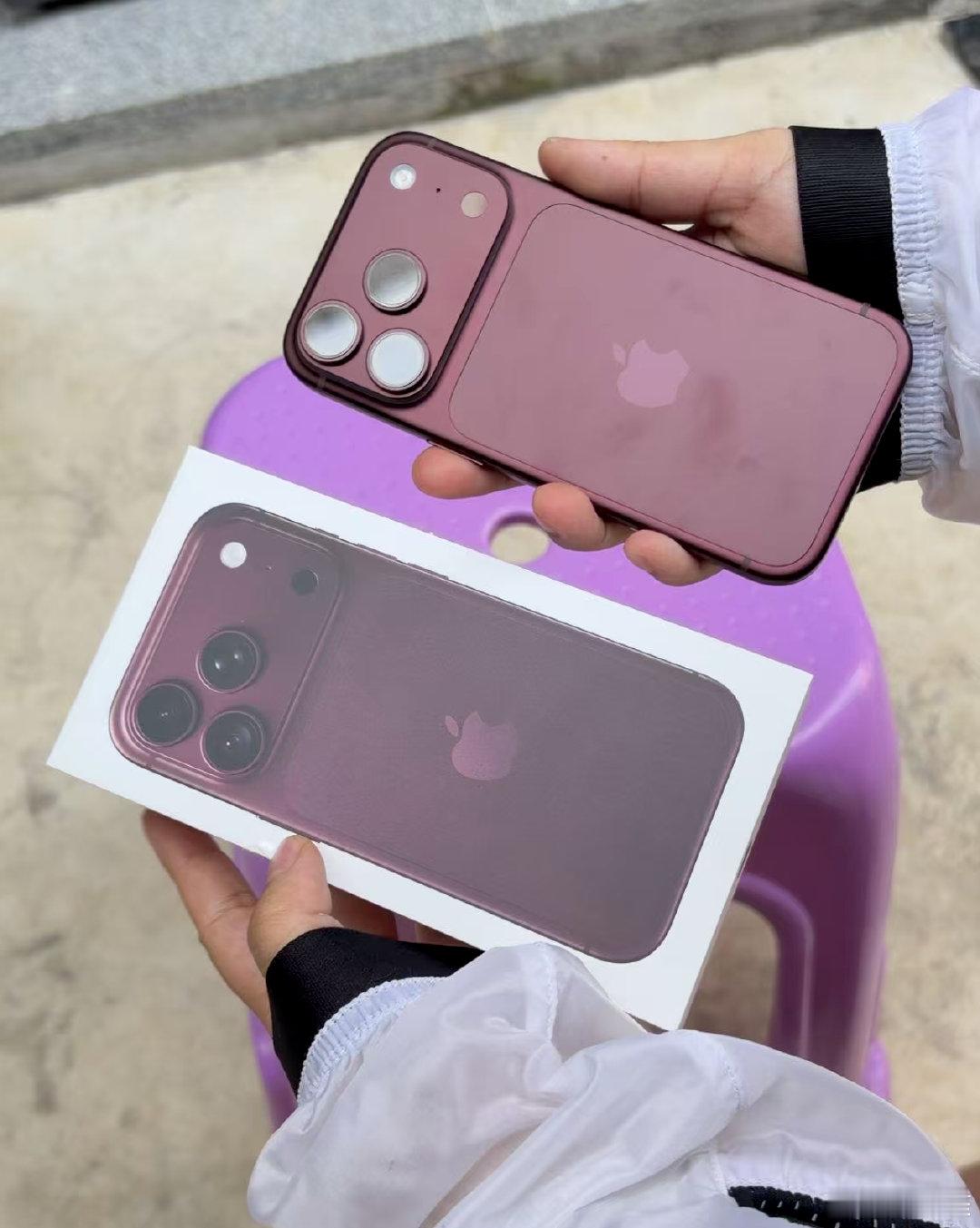 勃肯第酒红色，今年iPhone18Pro首发崩盘还是有原因的，就这刚拿到手就粘指纹，还这么严重，iPhone用户又可以自适应吗[思考][思考][思考]#iPhone18 Pro用户到手##iphone18pro# #iphone18pro首批用户吐槽# ​
