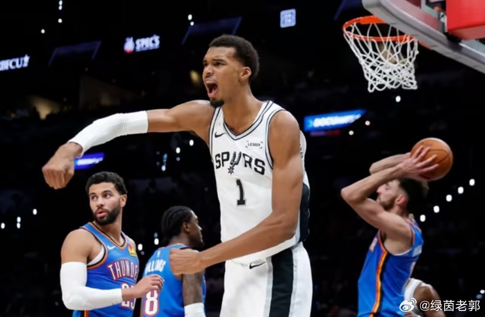 NBA常规赛马刺主场对阵雷霆，雷霆上半场攻防碾压马刺最多时刻领先26分优势，福克斯一度一级恶意犯规抱摔霍姆格伦，文班亚马、杰伦等4人冲突吃T。下半场马刺顽强反扑在末节一度仅差7分，雷霆随后重新扩大两位数领先优势锁定胜局，最终雷霆116-104战胜马刺收获新赛季开门红。

数据统计
马刺：文班亚马13 ​