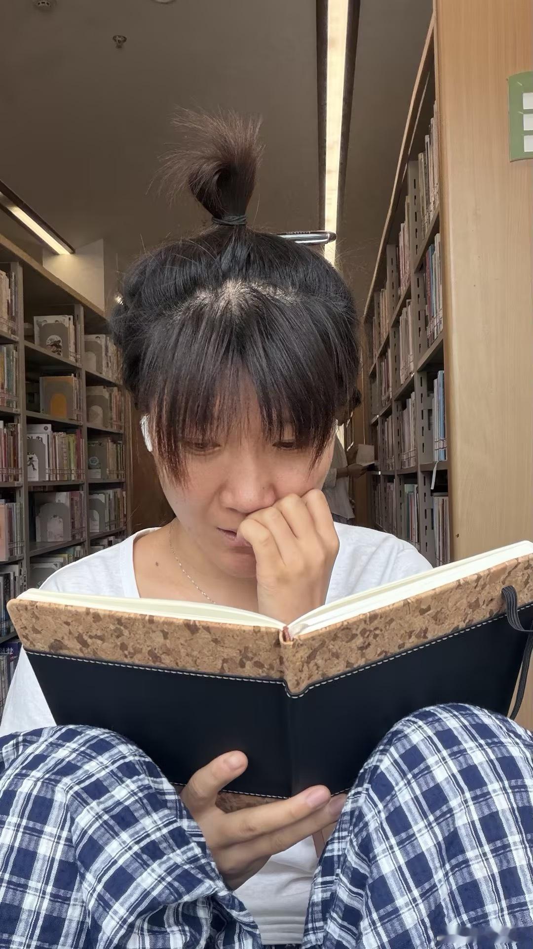 有些人会对你指手画脚学习没用。看书纯纯浪费时间。但是我想说。学习不是浪费时间。是为了备战自己！你想啊！现在2026年人工智能🤖时代！不像很早很早以前可以获得很多机会。不学习肯能面对着迷茫，只能接受别人对你的安排。学习为了自己以后站住脚跟。不管找工作的底气，还是创业的勇气。可以帮你预 ​