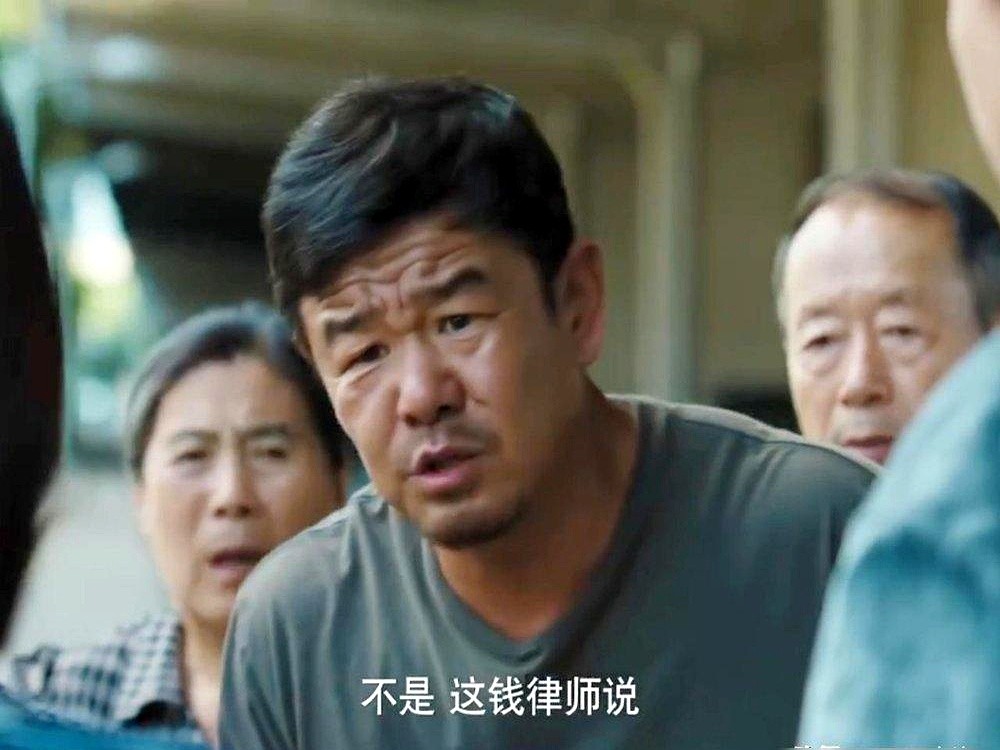 律所开在澡堂二楼，路子野脑子更野，这就是高叶在央视热播剧《蒸蒸日上》里演的钱律师。

戏里付晓辰父母堵门要说法，萧龙女当场把钱律师的底掀了个底朝天：为了私利硬生生捏造精神病、伪造正当防卫，代理费和名声她赚足了，却直接坑得当事人付晓辰没了轻判也没了谅解。

从年初拿电影盛典年度女演员，到九月冲去米兰时
