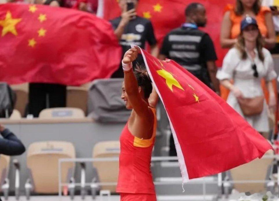 今天刚好是郑钦文巴黎奥运夺金两周年，两年前她在罗兰加洛斯横扫对手，拿下...