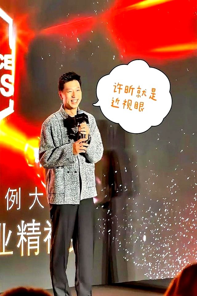 记者问马龙职业生涯最专业的瞬间是什么，马龙张嘴就来：许昕戴隐形眼镜打球。

只要采访遇到难接的话，马龙永远拿许昕挡枪。从隐形眼镜、睡过头，一路调侃到裤腰带没系好，自己片叶不沾身，全让兄弟抗下了。

许昕直接网上隔空硬刚：“马龙在我旁边，谁来都一样！”底下队友还跟着凑热闹争宠刷屏“那我呢”。

严肃的