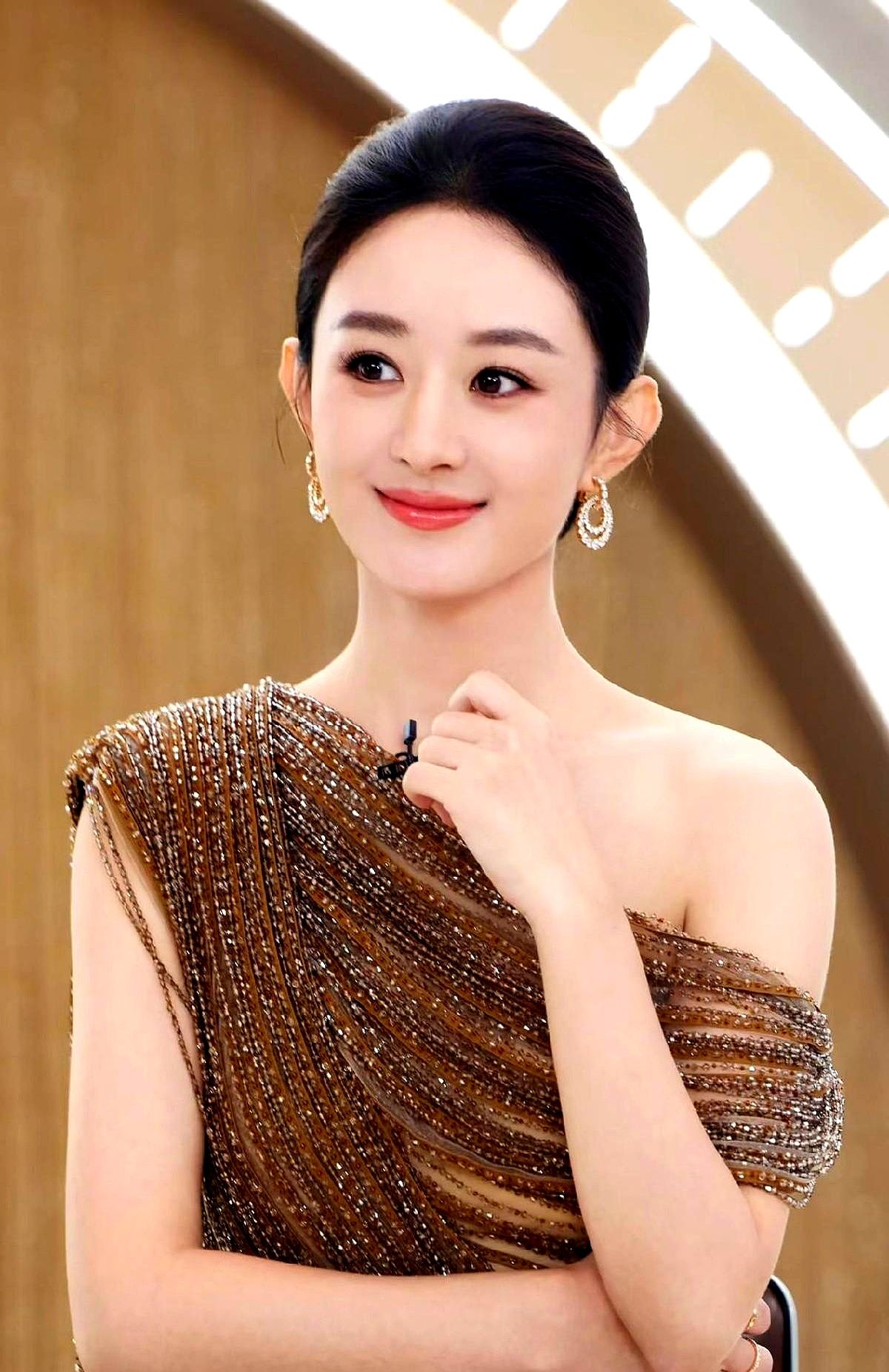 “得罪人总比得抑郁症强。”被当面指责说话太狠，赵丽颖眼皮都没抬，甩出这句话。

她专门挑破成年人的体面。当众指着谢娜说牙上粘了口红，转头问宁静怎么没穿礼服。没半点弯弯绕绕。

何炅说她活得透明，省下跟人周旋的精力全用来记恩。当年张睿请她吃过一顿年夜饭，她直接把张睿女朋友带进剧组拍戏还人情。

与其戴