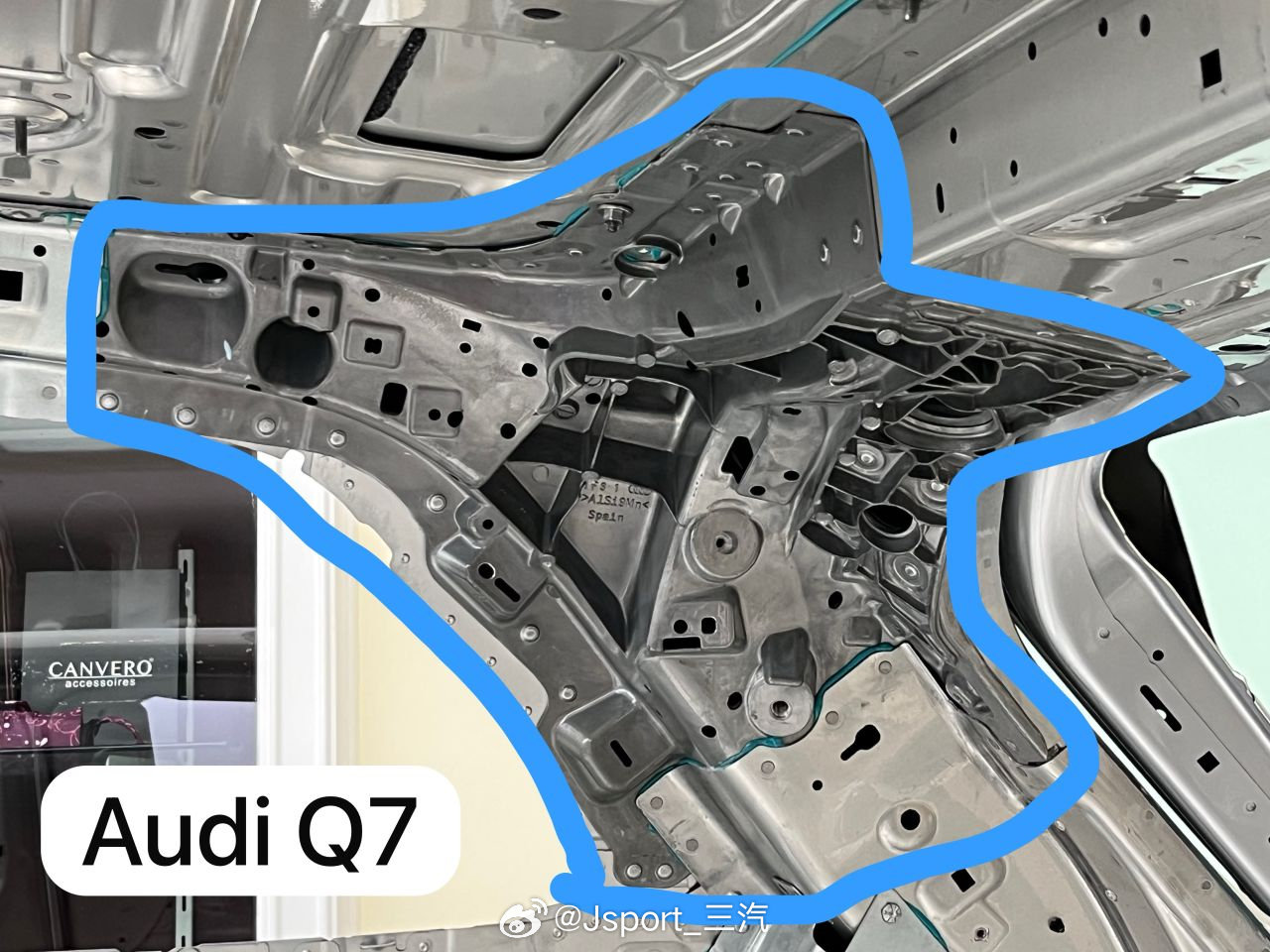 #Audi Q7##biw##ecb2026#

Q7白车身的D环关节，HPDC铸件（图源网友）
SUV最重要的车身关节点

这个平台是被广泛应用其他车型
所以这个D环关节点每台车因为外造型原因而有所不同

图2是宾利添越 ​