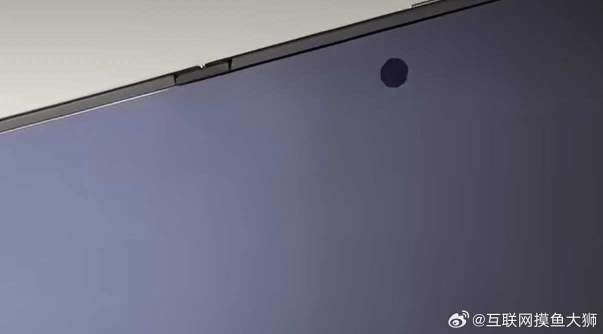 #iPhoneDuo开箱暴露适配问题#
iPhone Duo这前置认真的吗？
而且这么看iPhone Duo的适配也一般呀，展开后的前置挖孔也非常明显！ ​