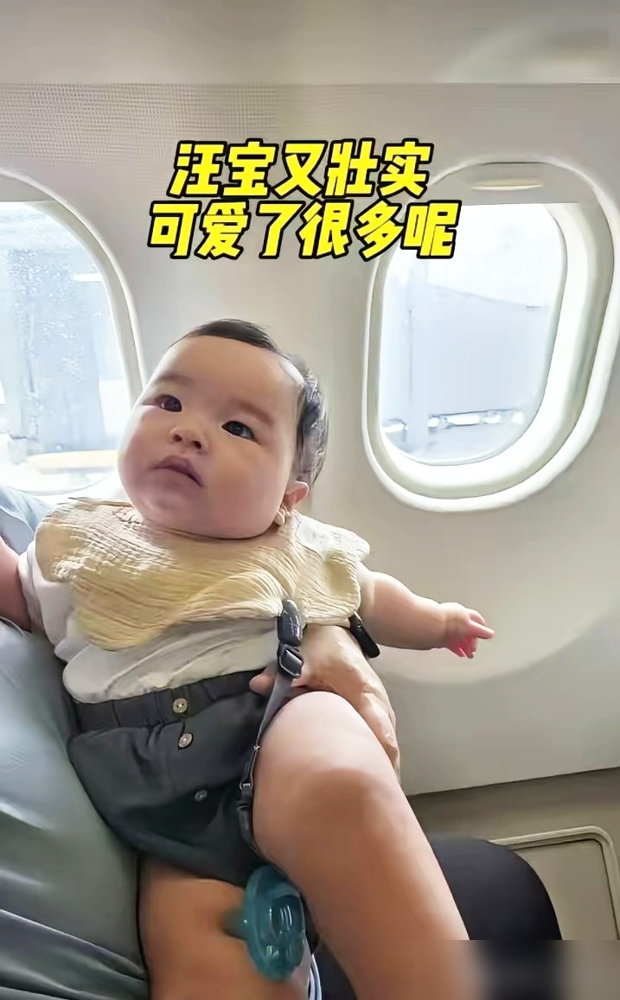 汪小菲一句叫汪宝儿，把张兰在直播间里叫了半天的小七宝摁了回去。
几万人看着。奶奶起的乳名，在孩子亲爹那里过不了夜。镜头没关，母子俩的分歧比家族合影还清晰。
马筱梅后来确认，长辈最终让了步。但在流量场里，谁让步谁得利，从来另算。新生儿的人生成了一场命名的拉锯，孩子还不会说话，名字已经替他把话都说尽