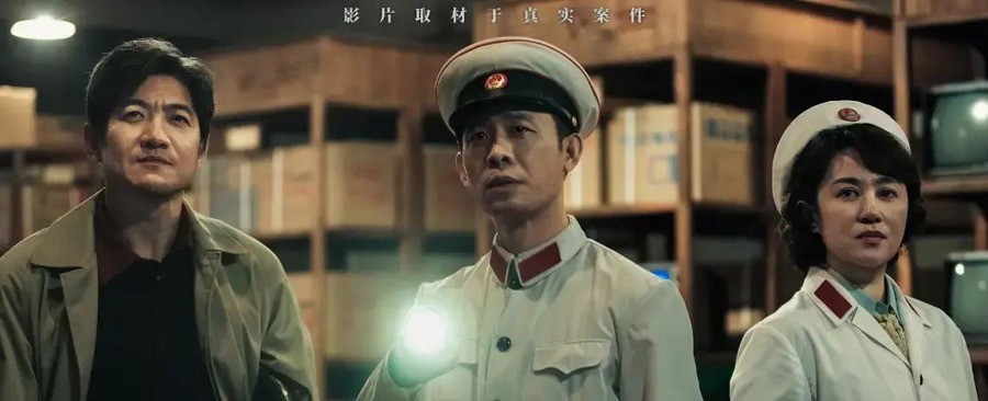 陈凯歌给儿子挑了十年男主。从《赵氏孤儿》到《将夜》到《志愿军》，正派、深情、干净、讨喜。全没出圈。陈思诚给了一个豁牙反派，两天9个热搜。
陈思诚提前跟陈凯歌说了。2026年10月1日哈尔滨路演现场，陈思诚原话是，他跟凯歌导演预埋过，飞宇这次演得特别出色，可能会颠覆你以前对飞宇所有的认知。
陈凯歌捧儿