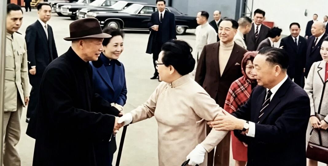 那天送完就散了。
没人想到。
台北机场那次挥手，隔着四年，分开的是两个七十多岁的老姐妹，一个回了美国，一个留在岛上。
1969年，台北。宋霭龄八十，蒋介石八十二，宋美龄七十二，蒋经国五十九。
风大，机坪上站不住人。蒋经国扶着宋霭龄的胳膊，一步一步往舷梯挪。宋美龄走在后头，没说话。
蒋介石跟她握了手，