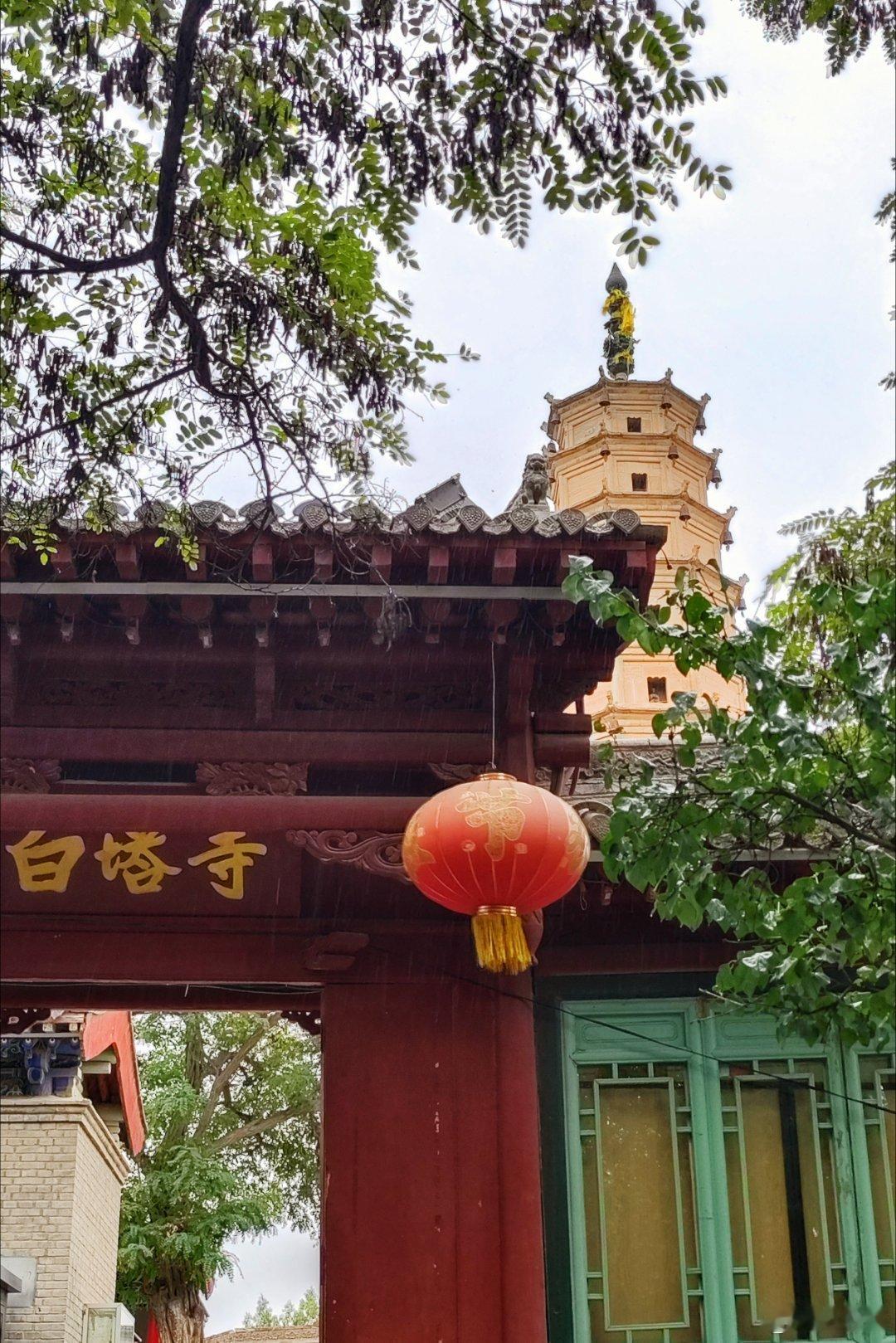 第一天就打上了雨伞  穿上了秋裤  贴上了暖宝宝🥶
还没来得及好好感受湿度28的干燥  直接拉满到97
没啥文化的我  进博物馆的主要目的在于拍表情包
烦事先放哈  心情乐开花
📍兰州  一个出租车比网约车更便宜且靠谱的城市 ​
