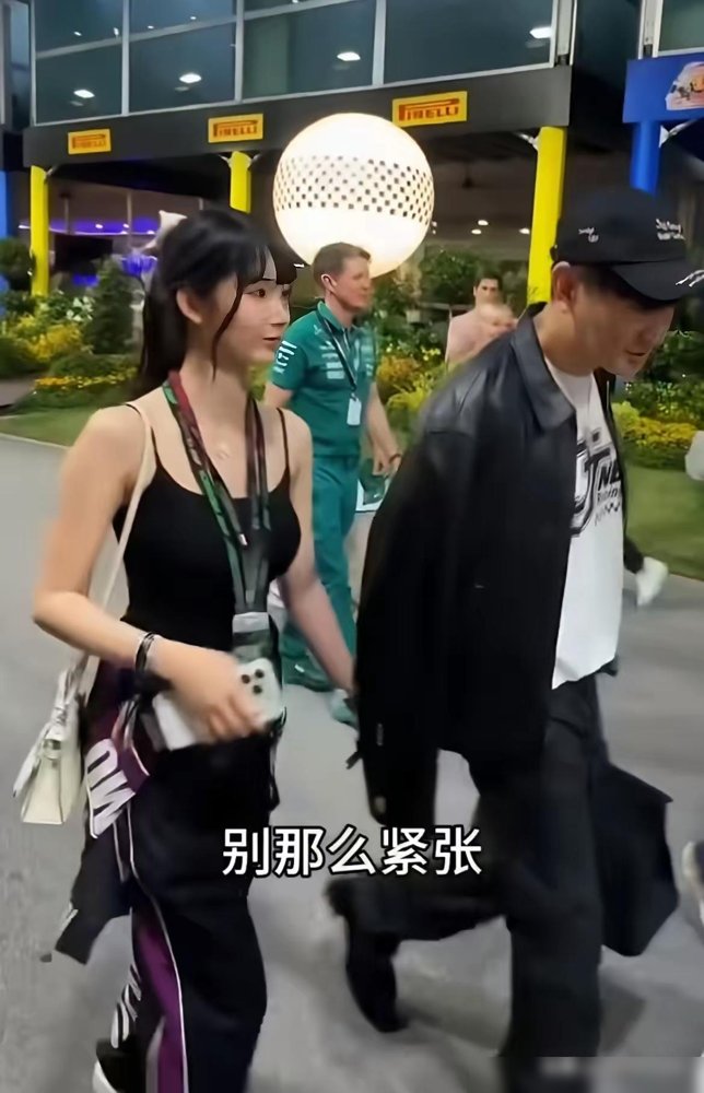 44岁林俊杰拉着20多岁女友的手，在F1赛场外散步，被拍了个正着。他妈就在旁边，没拦着。
网友吵翻了，说老牛吃嫩草。可镜头拉近一看，他穿赛车服站在台上唱20首歌，连蹦带跳，脸比十年前还紧致。这场新加坡F1压轴秀，他筹备了半年，百人团队，三套造型，烟火不要钱似的放。还全球首唱了新单曲，顺手把2027