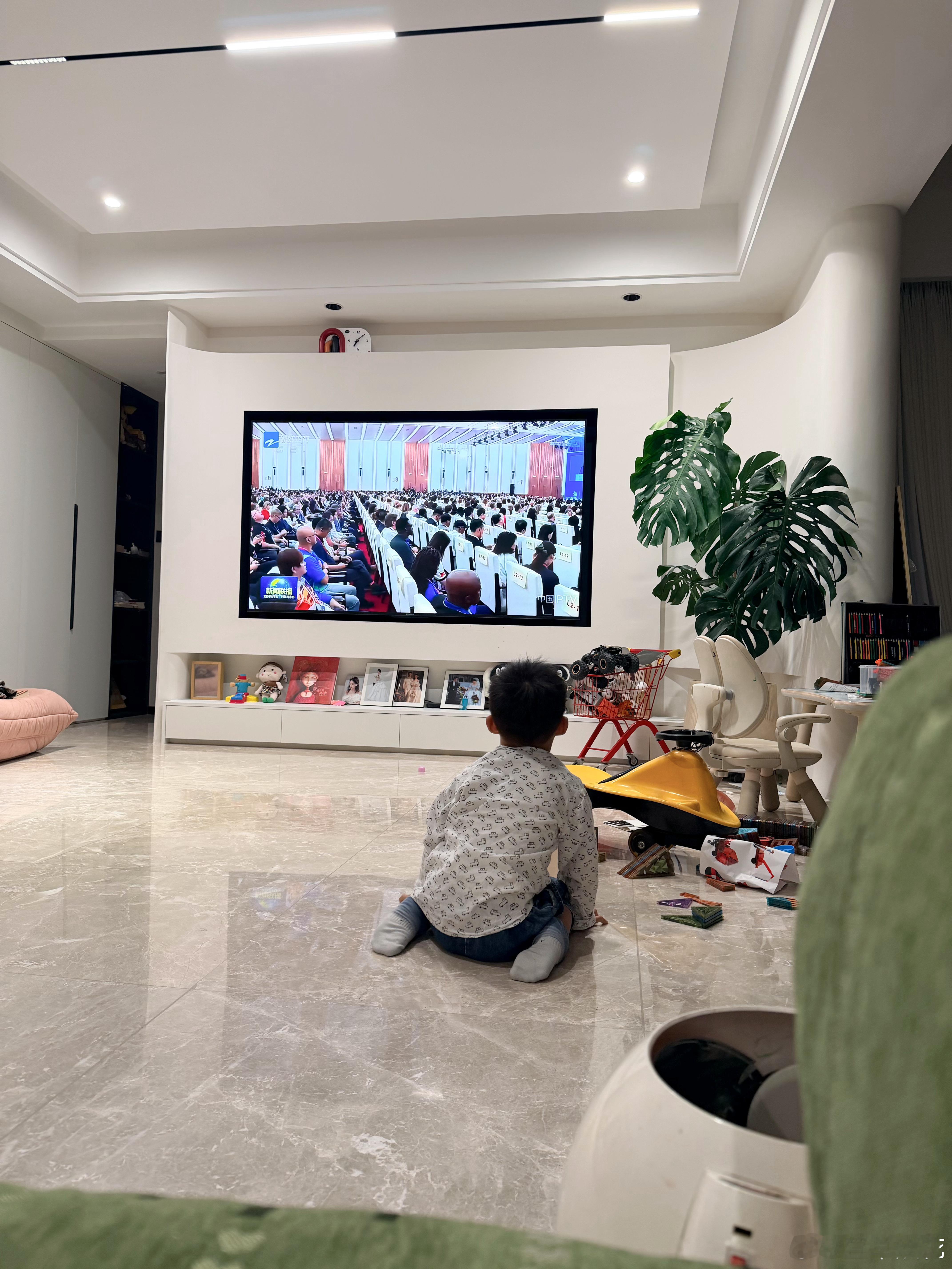 孩子回家刚好赶上新闻联播，他问：“这是哪儿哦。他们在干啥子哦？”我：“领导们在会场开会。”他：“为啥子他们可以放领导嘞？”我：“因为厉害。”他：“为啥子厉害嘞？”我：“因为人家是高材生。”他：“为啥子人家是高材生嘞？”我：………ಥ_ಥ还是问我 66➕898 等于多少吧，起码我可以按计算器。他搭磁力片的技术越来越好了。兜崽童言童语