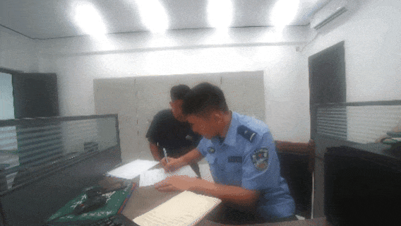 4小时写满18页纸！他帮听障小伙追回6万多元
4个多小时的耐心沟通
整整18页纸
近日，福建莆田忠门派出所民警
用纸笔帮助一位遭遇贷款诈骗的听障小伙
追回了6万多元损失
一次特殊的求助
近日
福建省莆田市公安局
北岸分局忠门派出所
接到群众报警称
其外甥小李（化名）系听障人士
疑似正在遭遇诈骗
多年