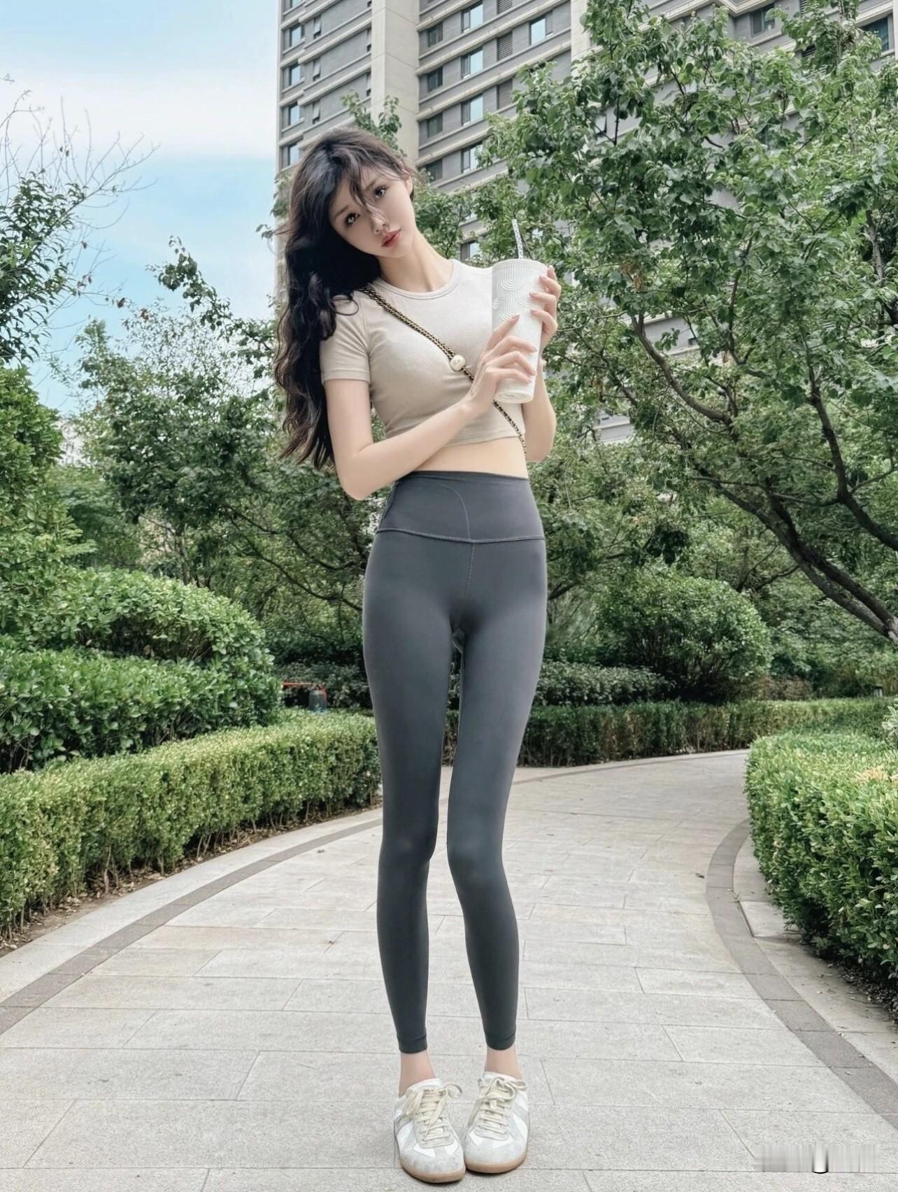 今儿在小区楼下可真是大饱眼福，偶遇了一位瑜伽女神。后来打听才知道她住我...