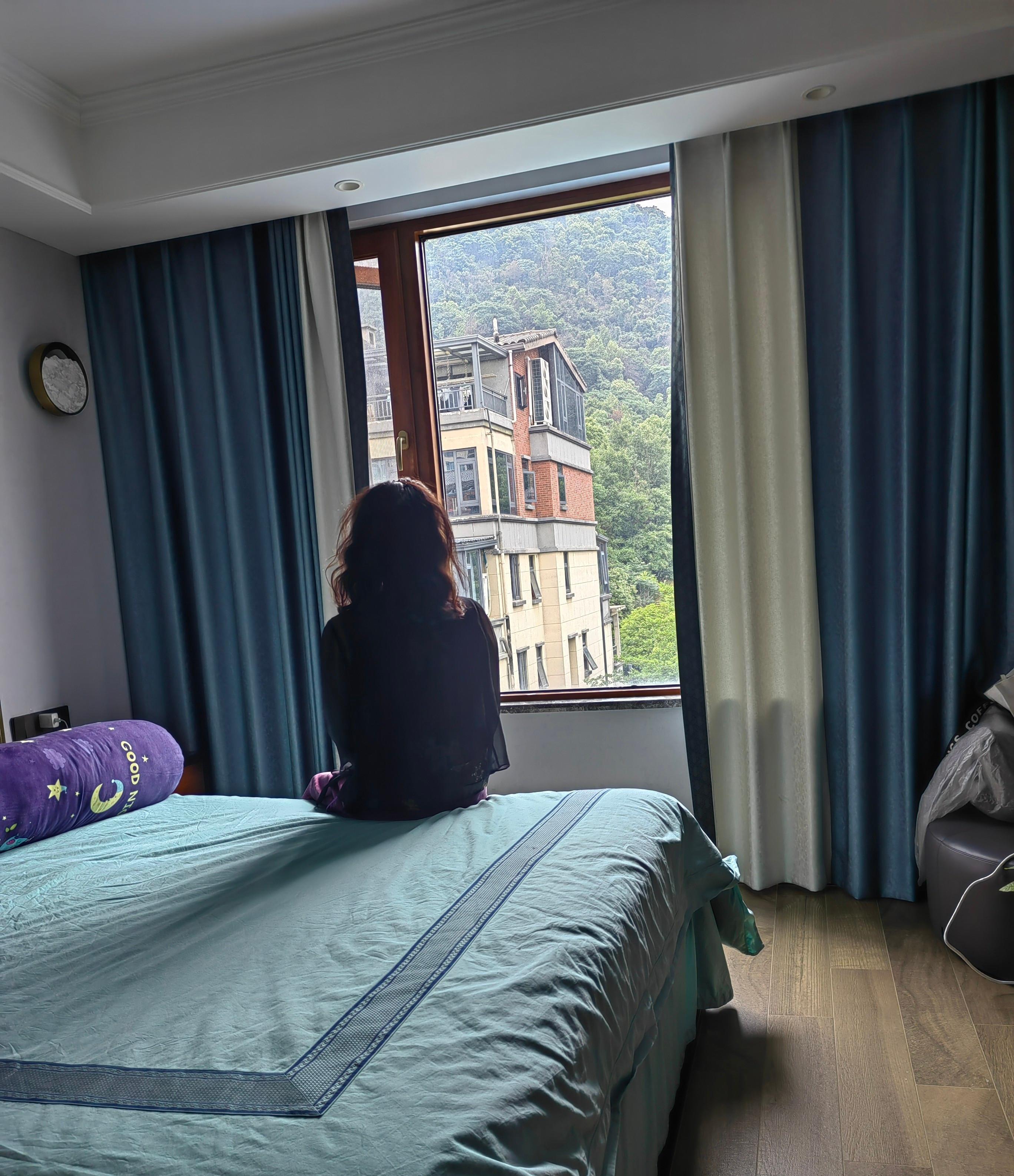 退休是一面镜子，映出坚忍与无奈的交织  人到晚年，退休并不是生活的终点...